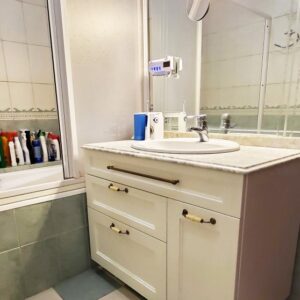 Бежевая тумба в классическом стиле в ванную с фрезерованными фасадами из МДФ крашеного