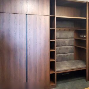 Мебель в прихожую с распашным шкафом до потолка, полками, рейками, открытыми вешалками с крючками с мягким сиденьем и мягкой стенкой