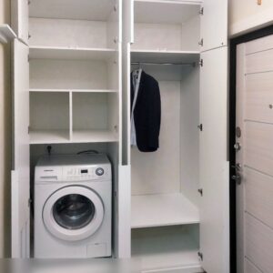 Шкаф в прихожую со стиральной машиной и вентиляционными решетками на фасадах
