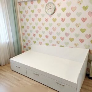 Односпальная белая кровать с выдвижными ящиками снизу в детскую комнату для девочки