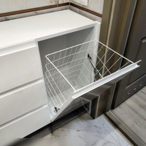 Белая напольная тумба на металлокаркасе со встроенной корзиной для грязного белья и выдвижными ящиками в ванной
