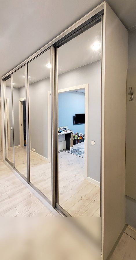 Длинный зеркальный шкаф-купе в коридоре прихожей на 4 двери в системе Modus
