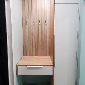 Мебель в прихожую с подвесным консольным столиком, вешалками-крючками на рейках и высоким узким шкафом для одежды до потолка