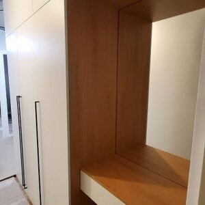 Прихожая мебель с подвесным консольным столиком, встроенным зеркалом и распашными шкафами с антресолями