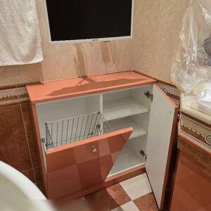 Напольная тумба в ванную с высокой откидной корзиной для белья и полками для хранения