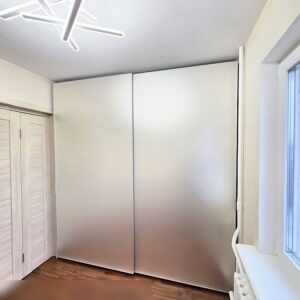 Шкаф-купе Hettich TopLine L с заполнением сатинированным зеркалом Matelac Silver Crystalvision