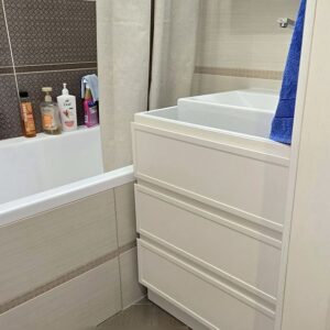 Напольная тумба под установку каменной столешницы с фрезерованными фасадами кремового цвета