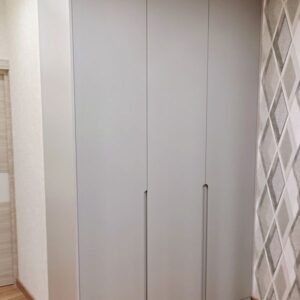 Серый шкаф в прихожую до потолка с распашными дверями из эмали с длинными интегрированными ручками