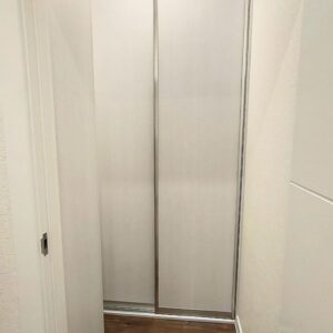Встроенный шкаф-купе в коридор с двумя раздвижными дверями от пола до потолка