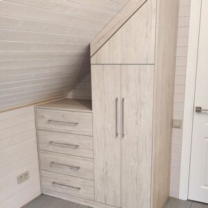 Шкаф с комодом в спальню на мансарде под скатом крыши