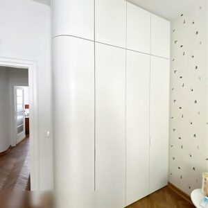 Белый шкаф со скруглением одной из сторон в детскую комнату