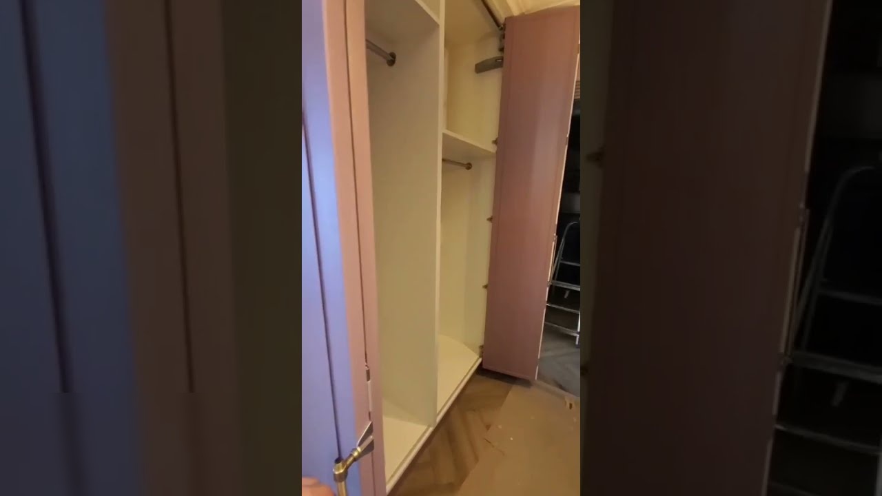 Шкаф со складными створками с доводчиком из крашеного МДФ пыльно-розового цвета с золотыми ручками — изображение 3