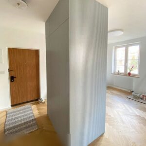 Двухсторонний островной шкаф-перегородка до потолка для зонирования прихожей и гостиной