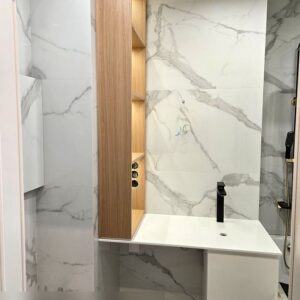 Стеллаж из шпона с подсветкой и тумба под столешницу из искусственного камня в ванную