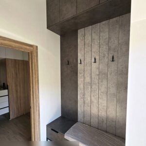 Прихожая до потолка с крючками на рейках, антресолью и напольной тумбой с мягким сиденьем