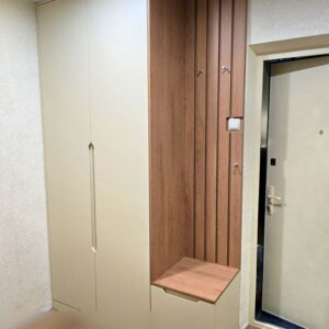 Прихожая мебель со шкафом до потолка, вешалкой с крючками из реек и тумбой-сиденьем