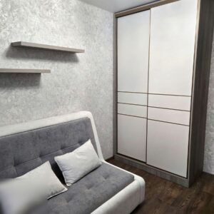 Двухдверный шкаф-купе до потолка с раздвижными дверями в профиле цвета латунь