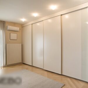 Шкаф-купе на всю стену с пятью раздвижными дверями в системе от Hettich