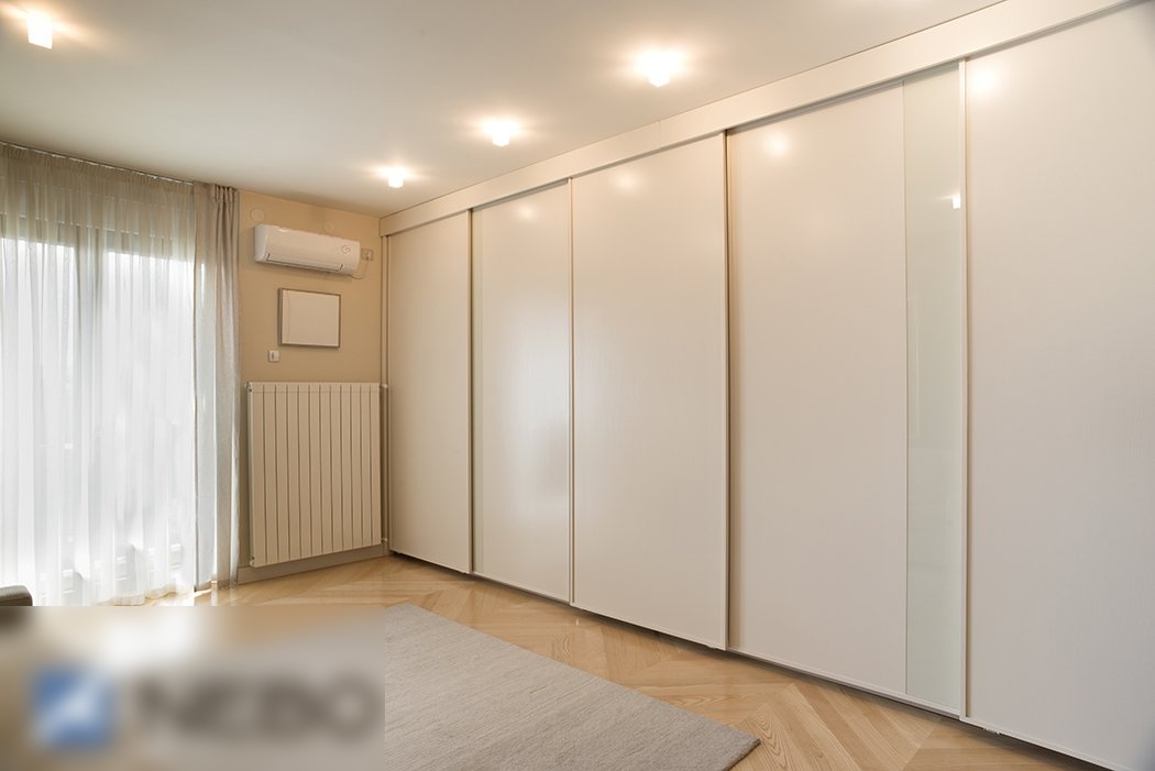 Шкаф-купе на всю стену с пятью раздвижными дверями в системе от Hettich