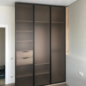 Распашной шкаф с прозрачной дверью